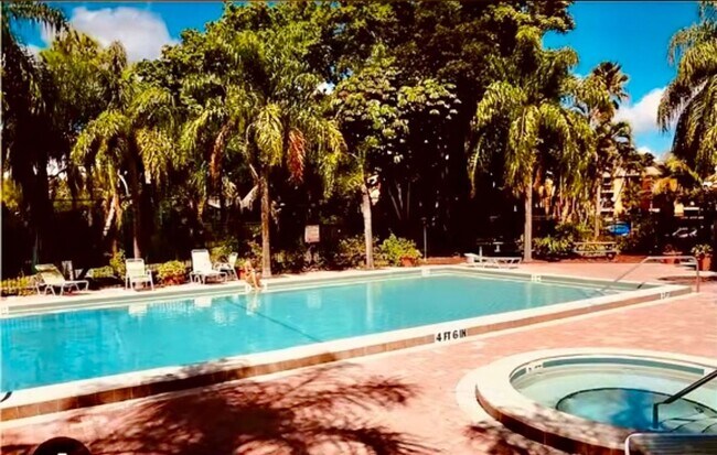 Building Photo - 1/1 Condo for Rent in Fort Myers
