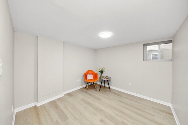 Building Photo - 4735 N Kilbourn Ave