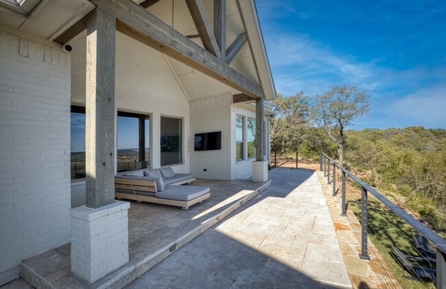 Building Photo - 440 Valley Vista