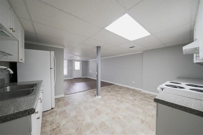 Building Photo - 4085 Pineset Dr