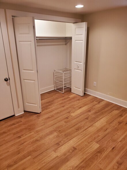 Building Photo - 1206 E 8th St