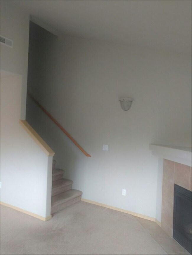 Building Photo - Beautifully Maintained 2 Bedroom Townhome