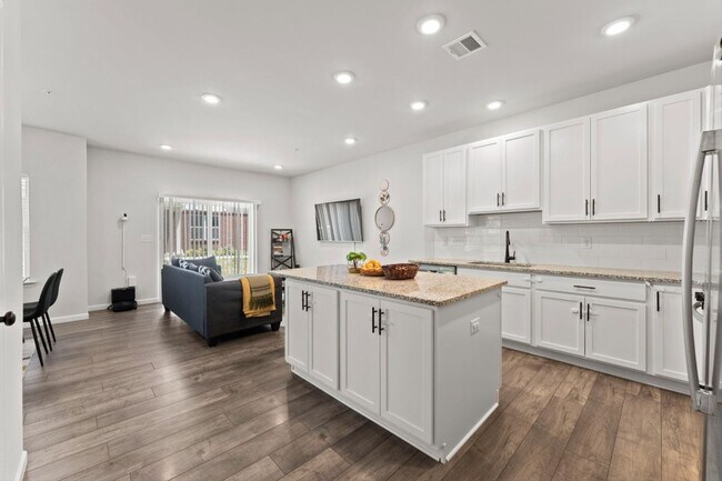 Building Photo - Elegant 3-Bedroom Home in Isaac Court. Available the Second Week of October!