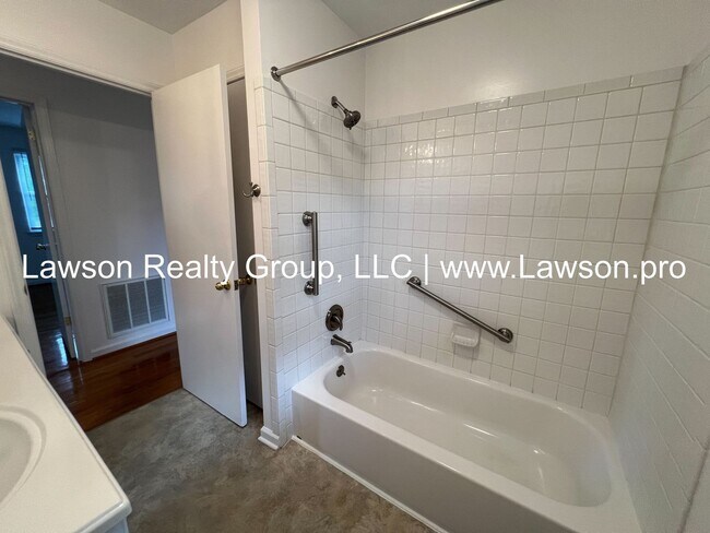 Building Photo - Very Nice Updated Ranch in Salem (Glenvar ...