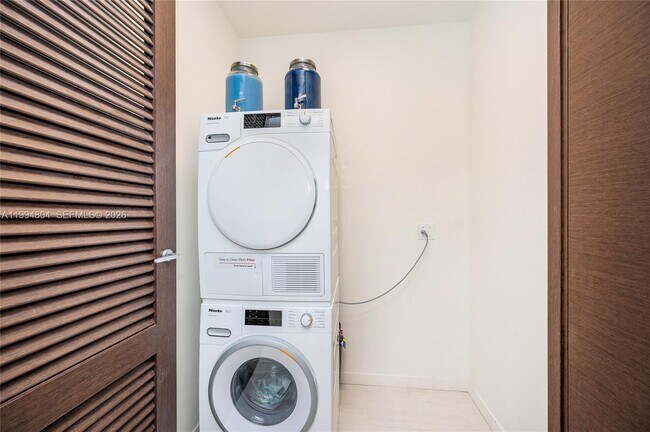 Building Photo - 1000 Brickell Plaza