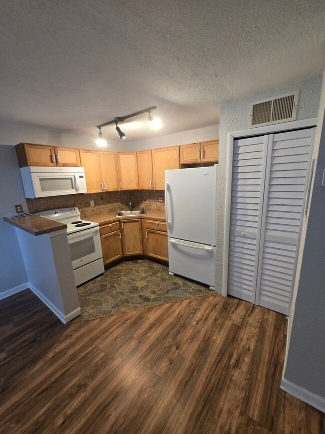 Building Photo - 1BR / 1BA Condo For Rent  - Move in specia...