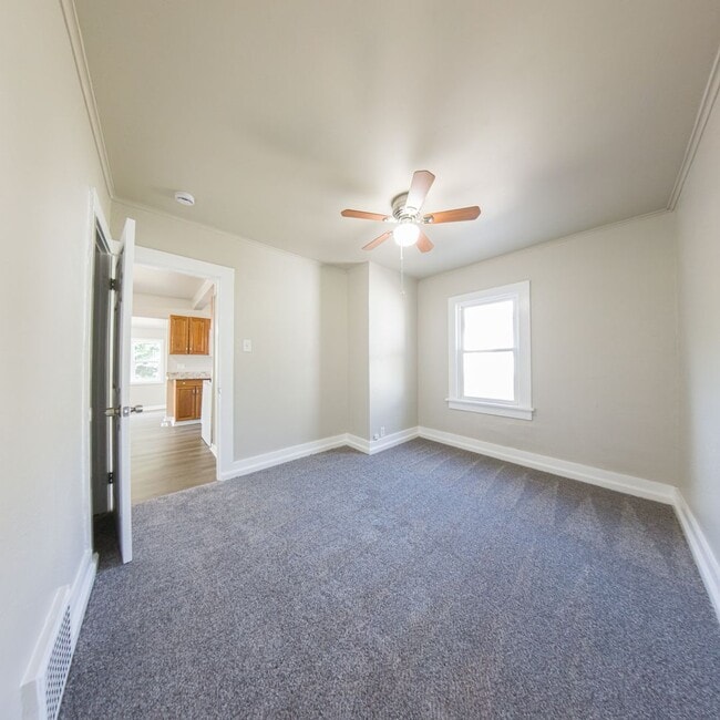 Building Photo - 3 Bedroom 1 Bathroom with Bonus Room