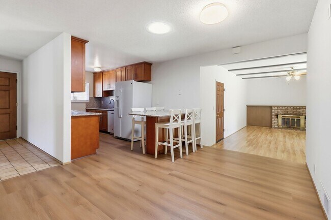 Building Photo - What a Great Home! Available Now!
