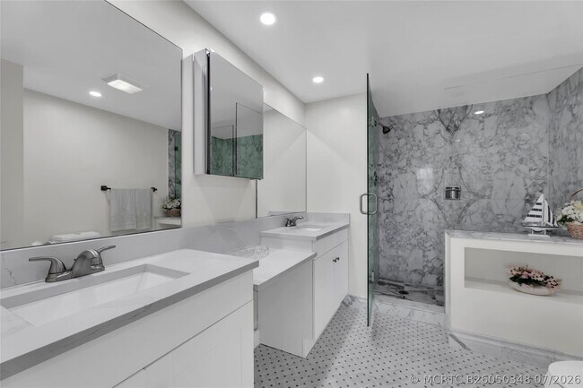 Building Photo - 1370 S Ocean Blvd