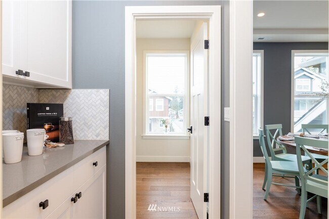 Building Photo - 4 Bedroom Oversized Home in Mountlake Terrace- Office Space and Charging Station