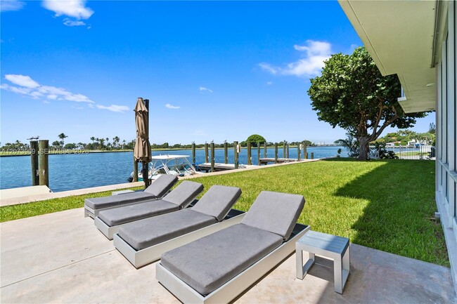 Building Photo - 9250 W Bay Harbor Dr