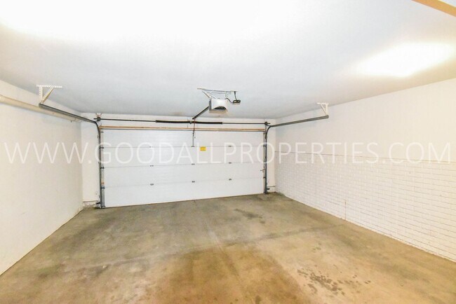 Building Photo - 3 Bedroom 2 Bath Townhome end unit in Glenn Village!!!