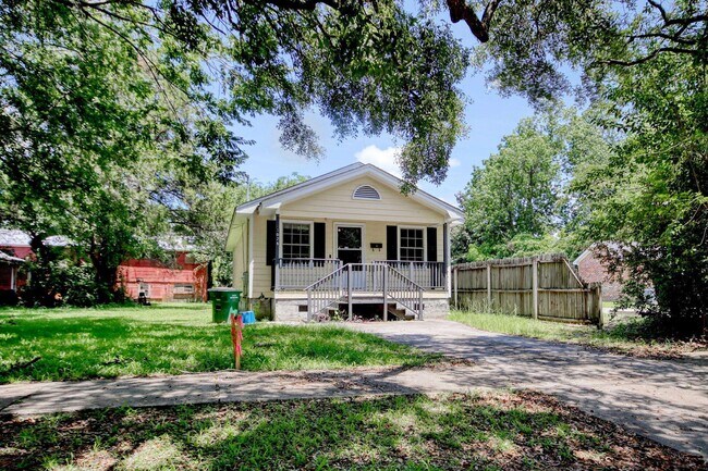 Building Photo - 1028 Duke St