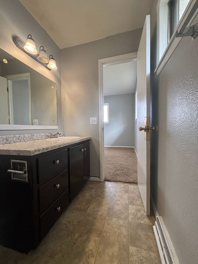 Building Photo - 1033 W Washita St