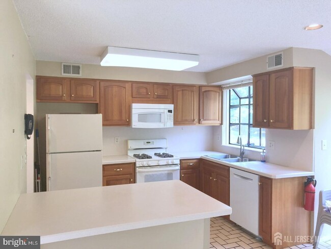 Building Photo - 92 Sayre Dr