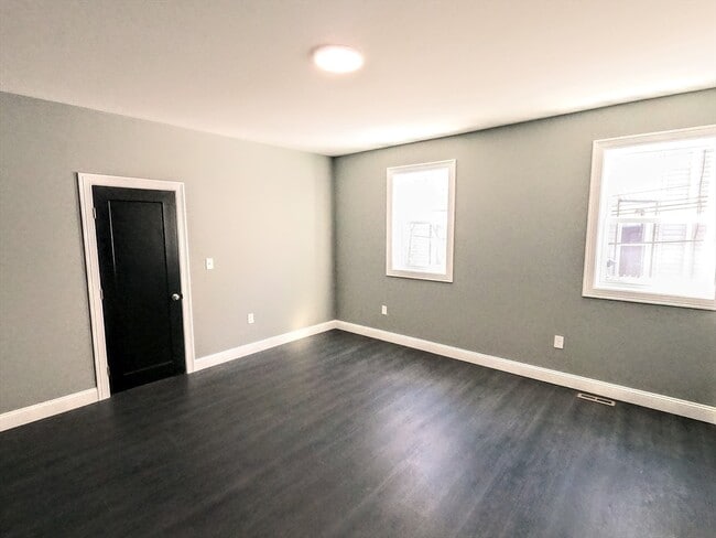 Building Photo - 2 Sunnyside St