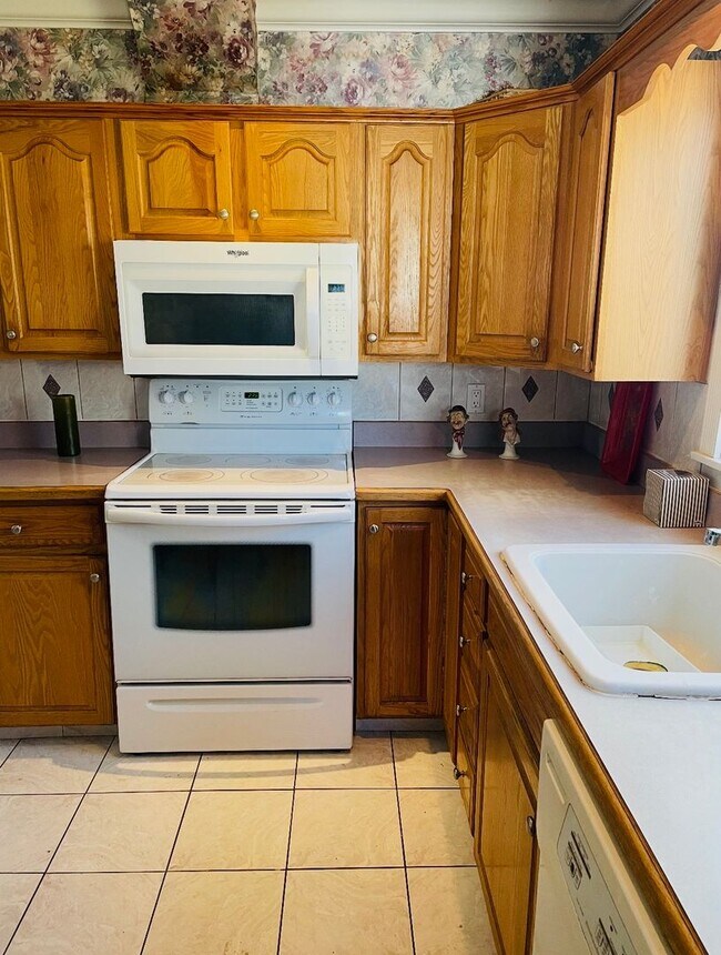 Building Photo - Single Family Home Available in Schenectady, NY!