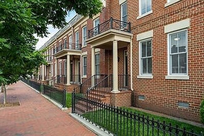 Building Photo - Spacious 3-Bedroom Apt on Cary St.