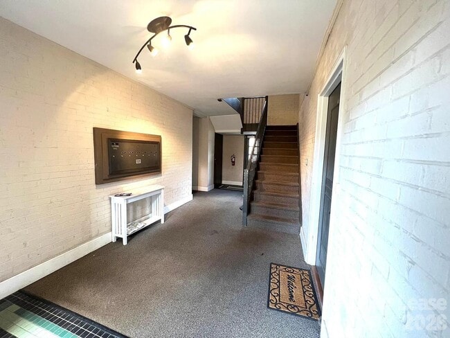 Building Photo - 2441 Vail Ave