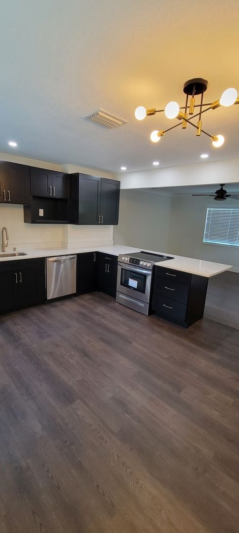 Building Photo - SPACIOUS 3 BEDROOM 2 BATH - ST. PETERSBURG, FL