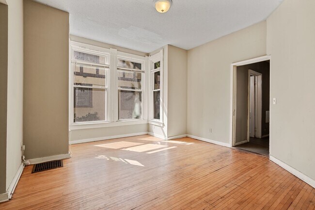 Building Photo - MUST SEE! Spacious 5BD/2BA Home near the U...