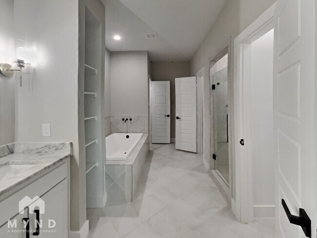 Building Photo - 2417 Creek Dr