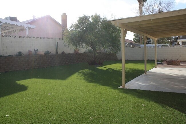 Building Photo - Fabulous 3 bedroom 2 bathroom Big Back Yard