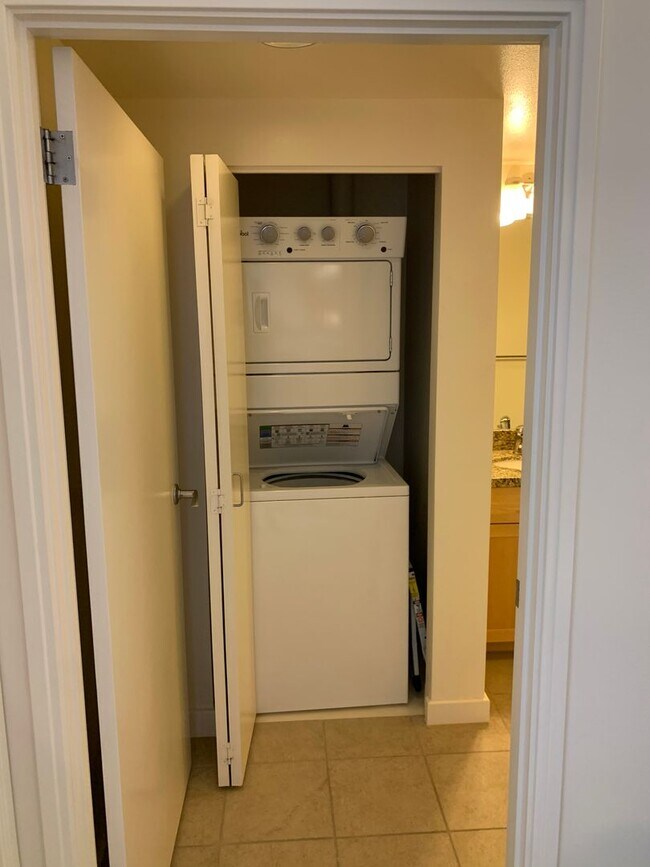Building Photo - Fully Furnished 1 Bed-1BathPet Friendly Un...