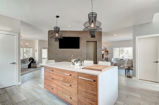 Building Photo - 6 Sugar Creek Dr