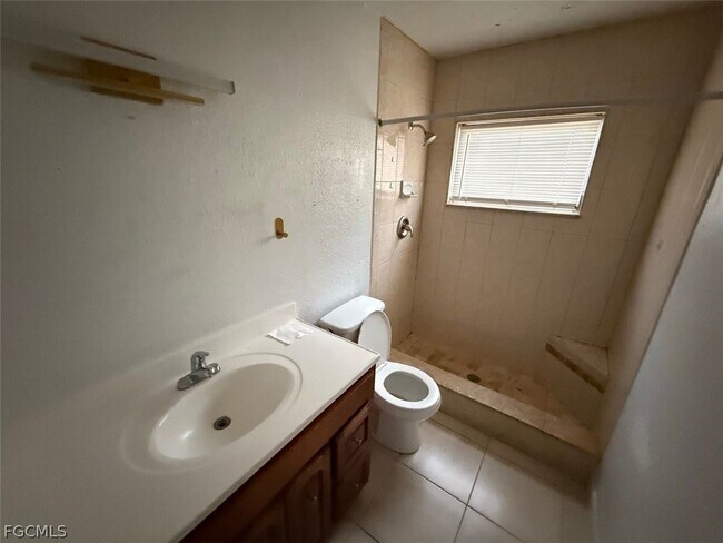 Building Photo - 1069 Southdale Rd