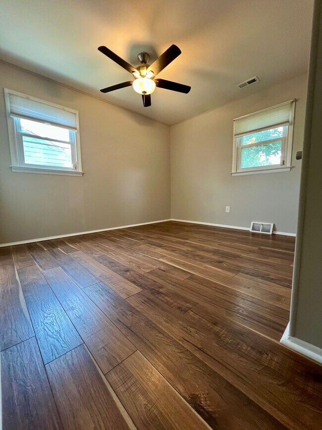 Building Photo - 3-Bedroom Single Family Home in Bristol! A...