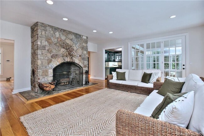 Building Photo - 30 Soundview Farm Rd