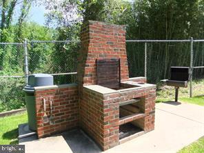 Building Photo - 1700 Oakwood Terrace