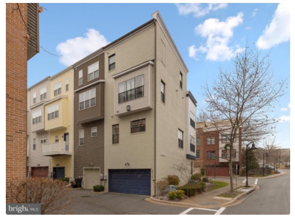 Building Photo - 5815 Lustine St