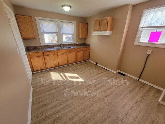 Building Photo - 109 N Decker Ave