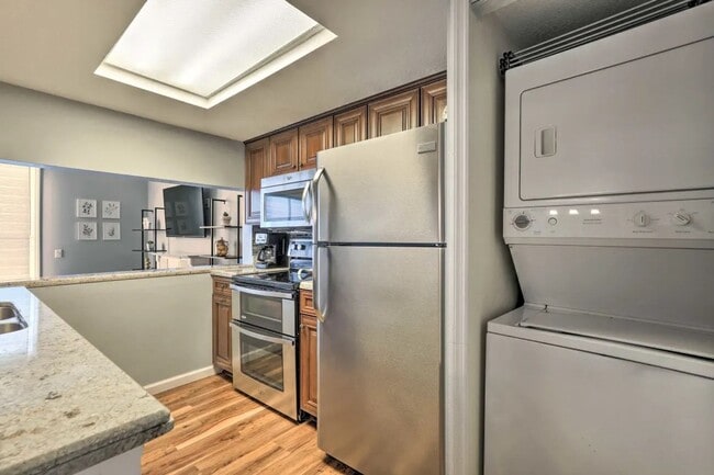 Building Photo - Townhome in Davenport now Available!