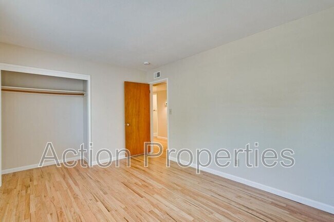 Building Photo - 834 Orange Ave