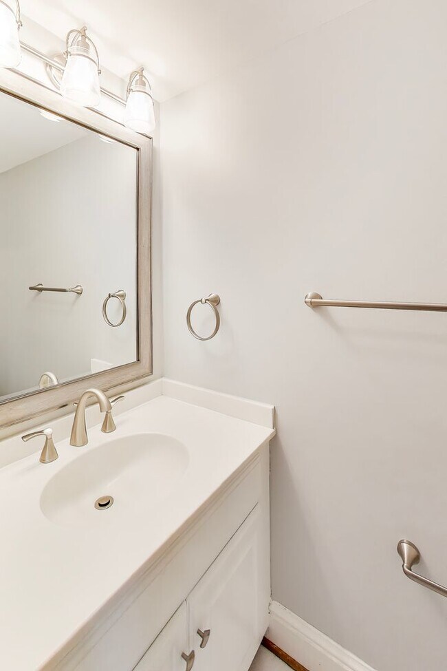 Building Photo - Spectacular 3 Bed + LOFT + 3.5 Bath- Custom Kitchen & Master Retreat w/ Beautiful Updates