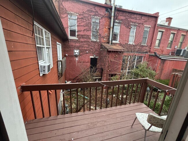 Building Photo - 111 E 6th St