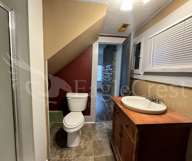Building Photo - Comfortable 5 Bedroom Home with Modern Touches, Large Bedrooms & Front Porch