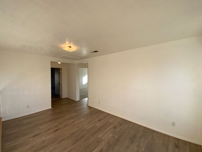 Building Photo - 3 Bedroom Home Available Near Tramway Blvd...