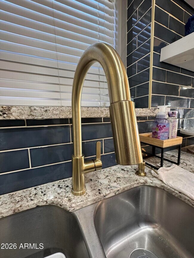 Building Photo - 734 E Kelsi Ave