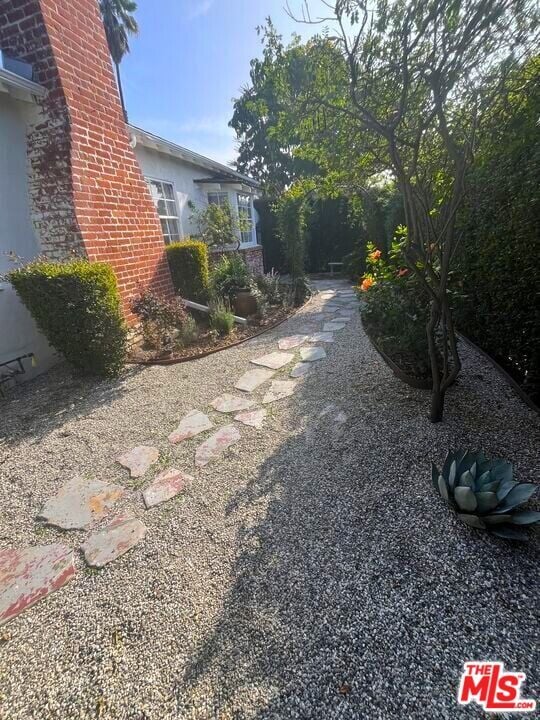 Building Photo - 958 N Vista St