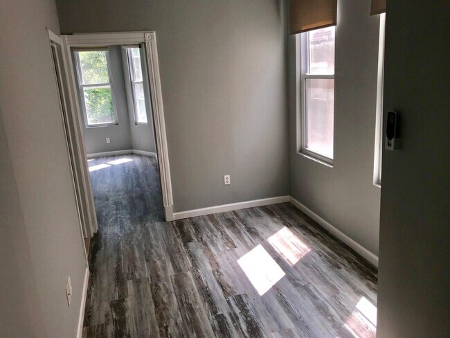 Building Photo - 913 N 15th St