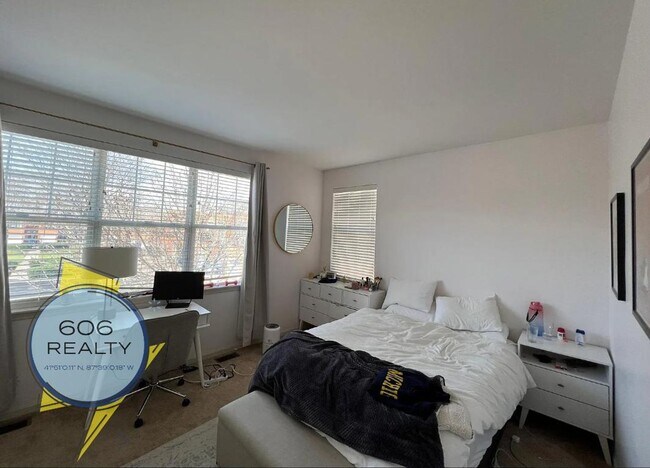 Building Photo - Beautiful, Single Family Townhome, Great Location!!