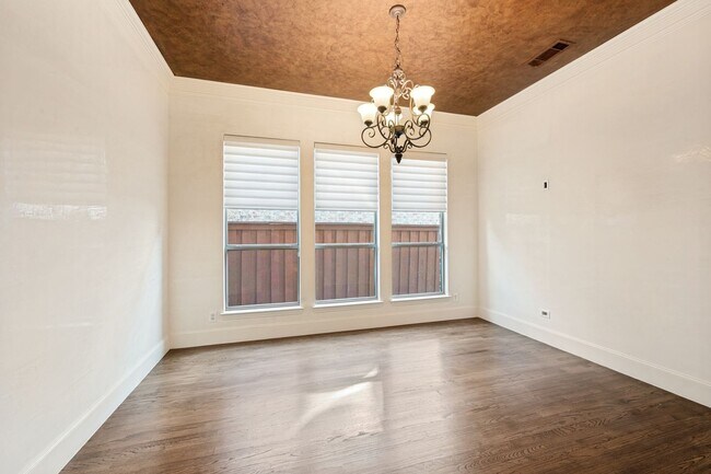 Building Photo - 4046 E Hill Dr