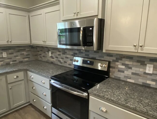 Building Photo - Spacious 4BR/2BA Home with Open Floor Plan, Granite Kitchen & Privacy Fence in Valdosta