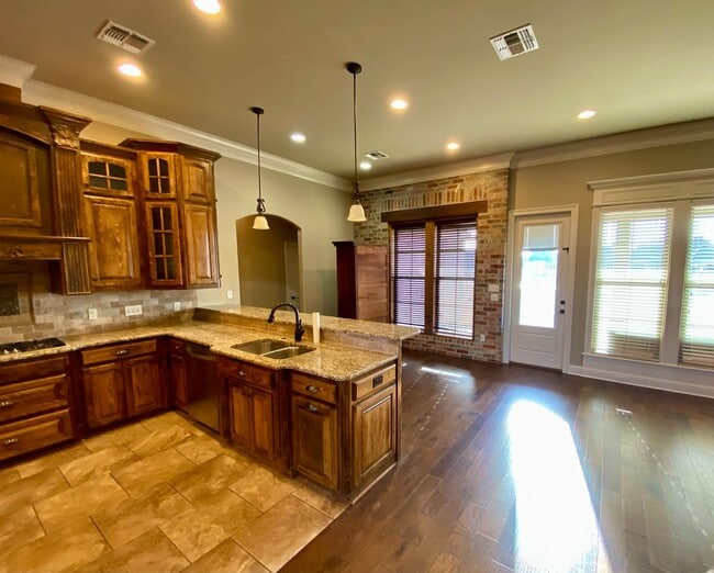 Building Photo - ** AVAILABLE JUNE 1ST ** STUNNING 4/3.5 IN...