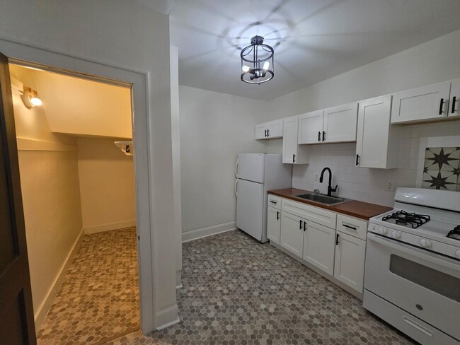 Building Photo - 124 Dawes Ave