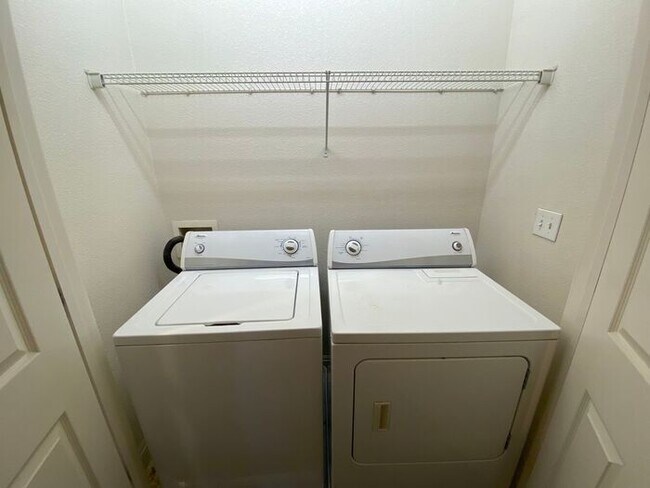 Building Photo - Luxury Townhouse 2 Master Suites - North M...